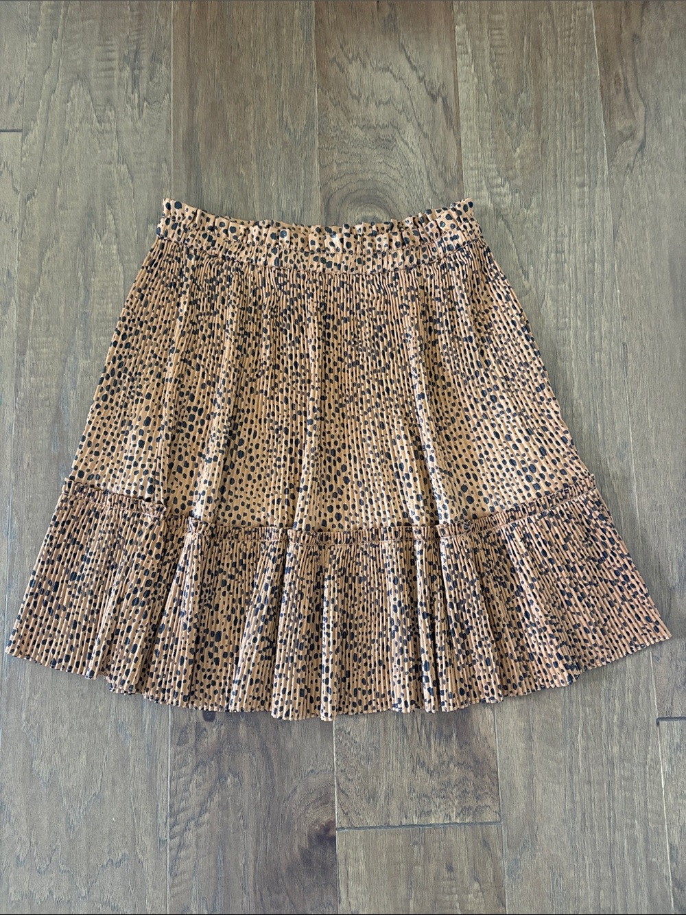 Current Air LA Women’s Beige Animal Print Pleated Skirt. Size M